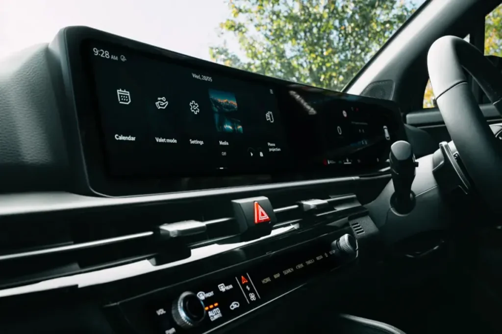 Kia Sportage interior curved infotainment display and dashboard technology