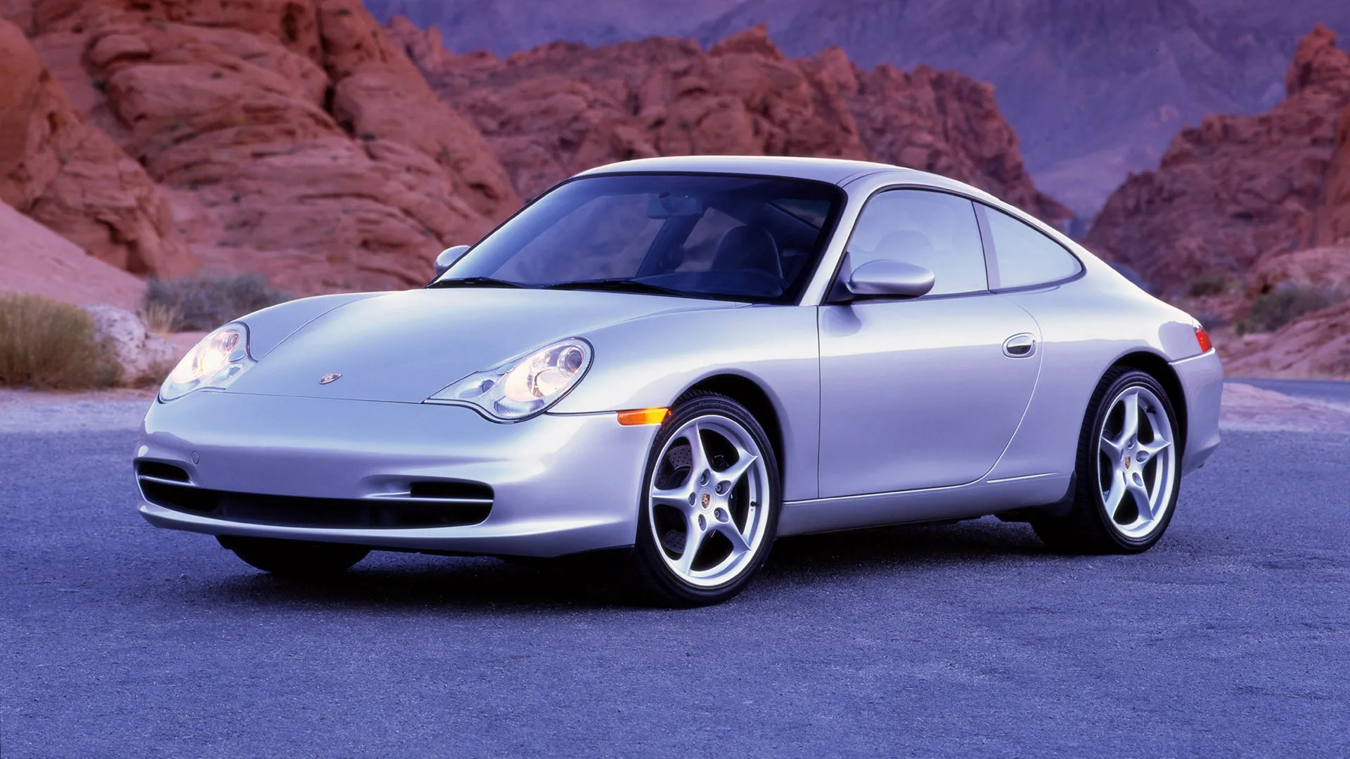 Porsche-911_Carrera-996-2003-silver Silver Porsche 911 996 Carrera parked in red rock desert country, front three-quarter view