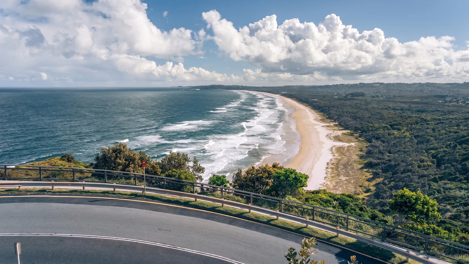 Lookout near Byron Bay, curved coastal road above the sand and surf