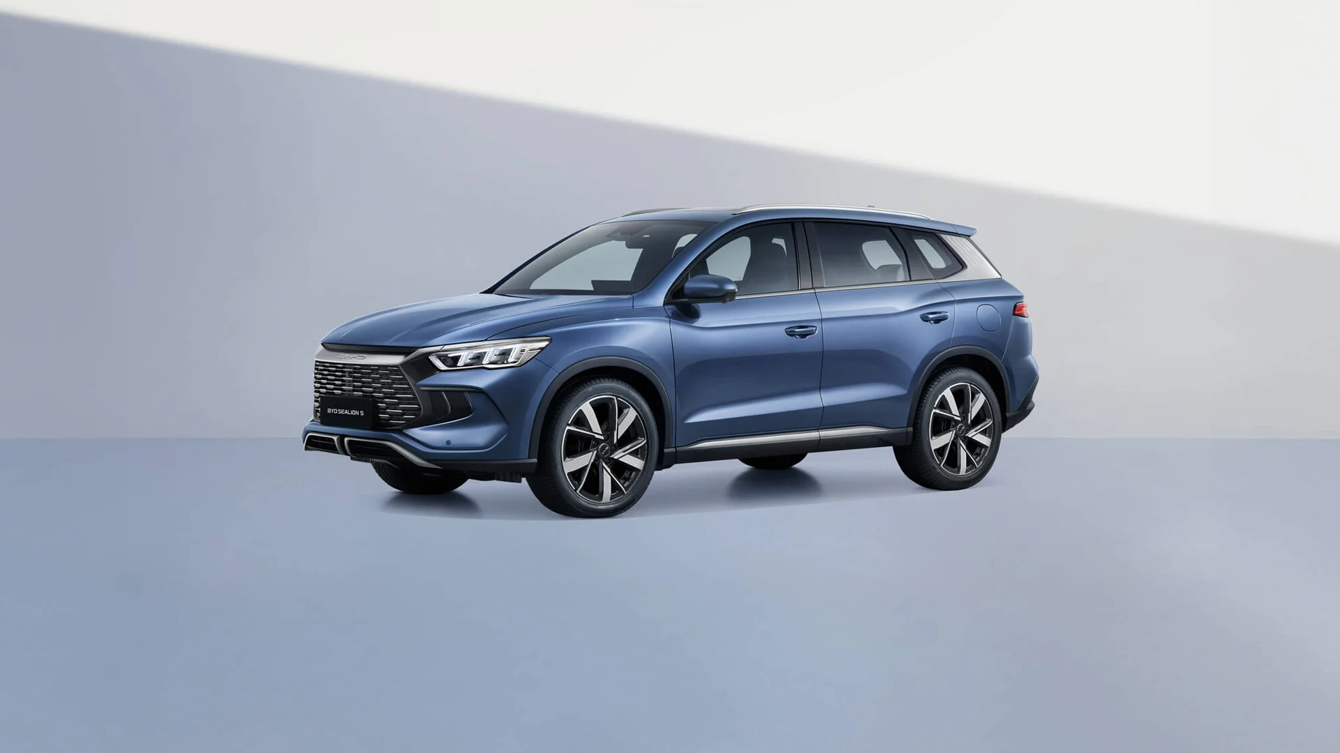 BYD Sealion 5 Blue BYD Sealion 5 plug-in hybrid SUV, front three-quarter studio view