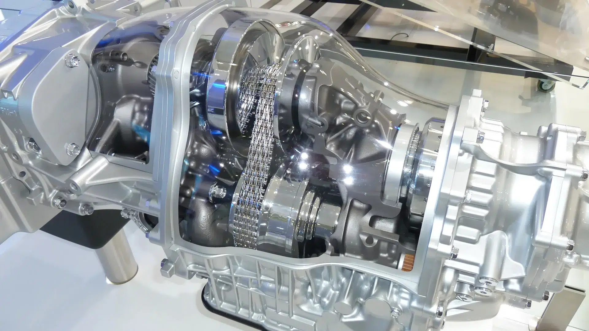 Subaru Lineartronic CVT cutaway Cutaway of a Subaru Lineartronic CVT showing the steel chain running between two variable pulleys