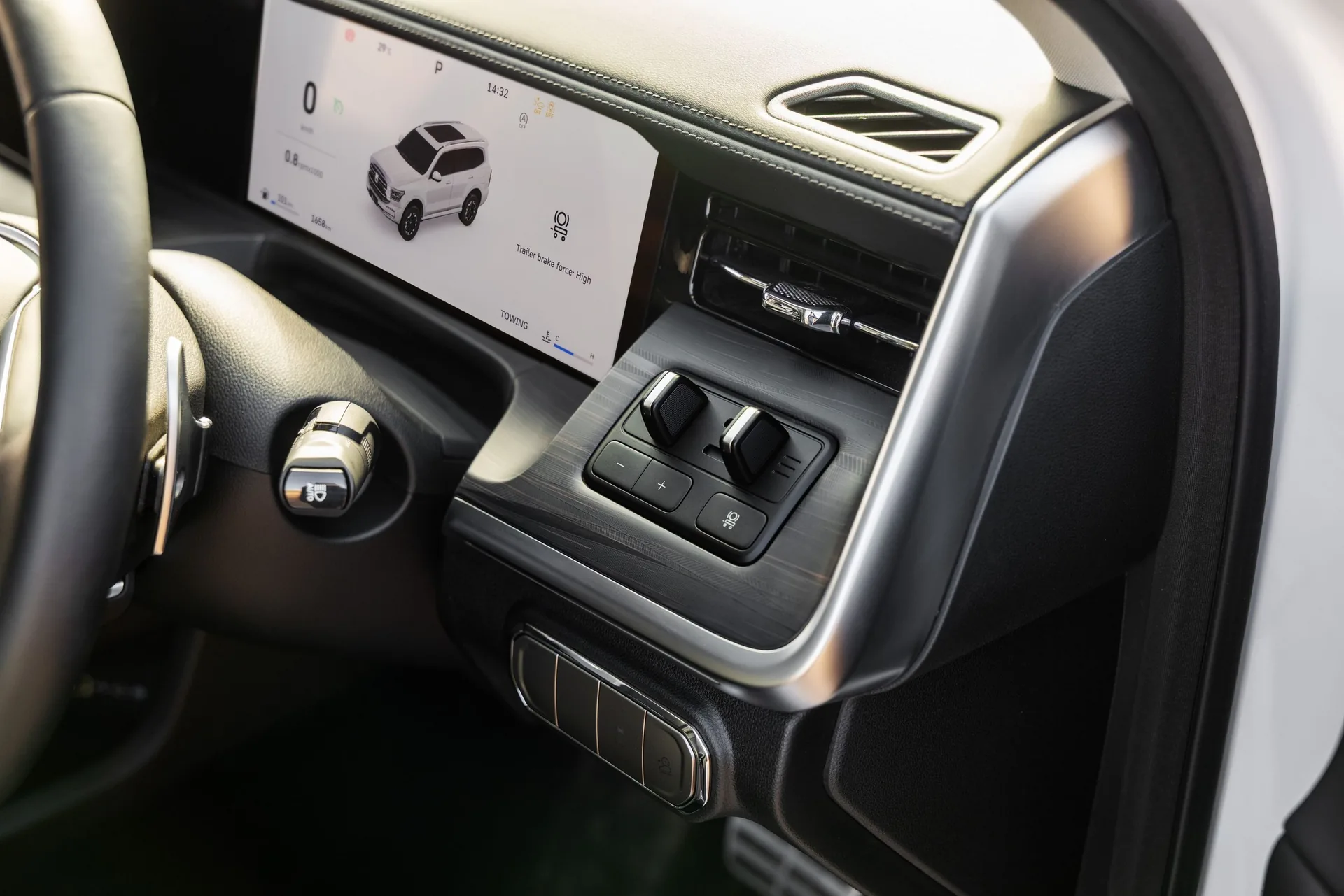 GWM Tank 500 diesel console showing the drive mode and four-wheel-drive controls beside the screen