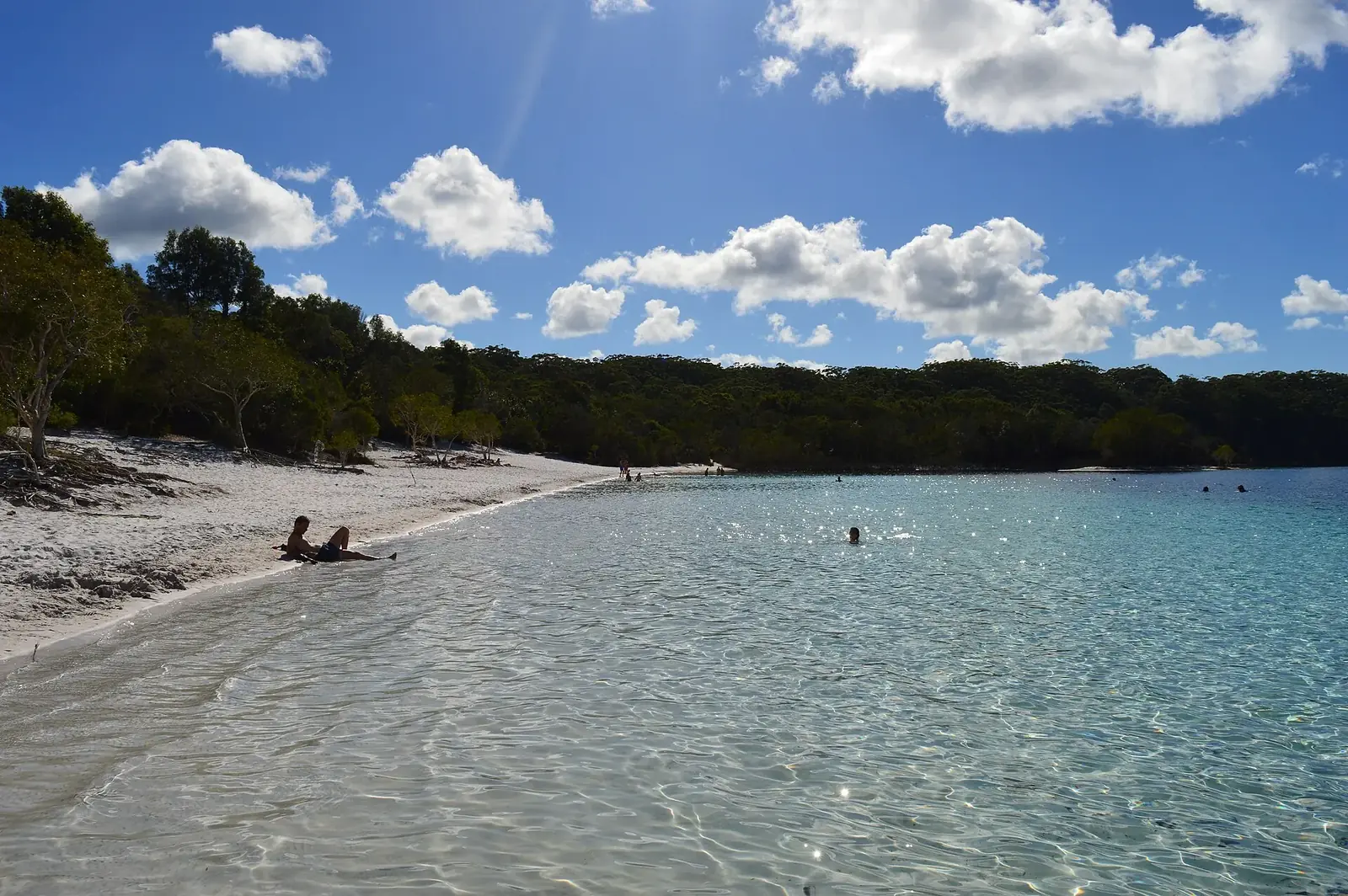 White silica sand shore and clear blue-green water of Boorangoora (Lake McKenzie) on K'gari