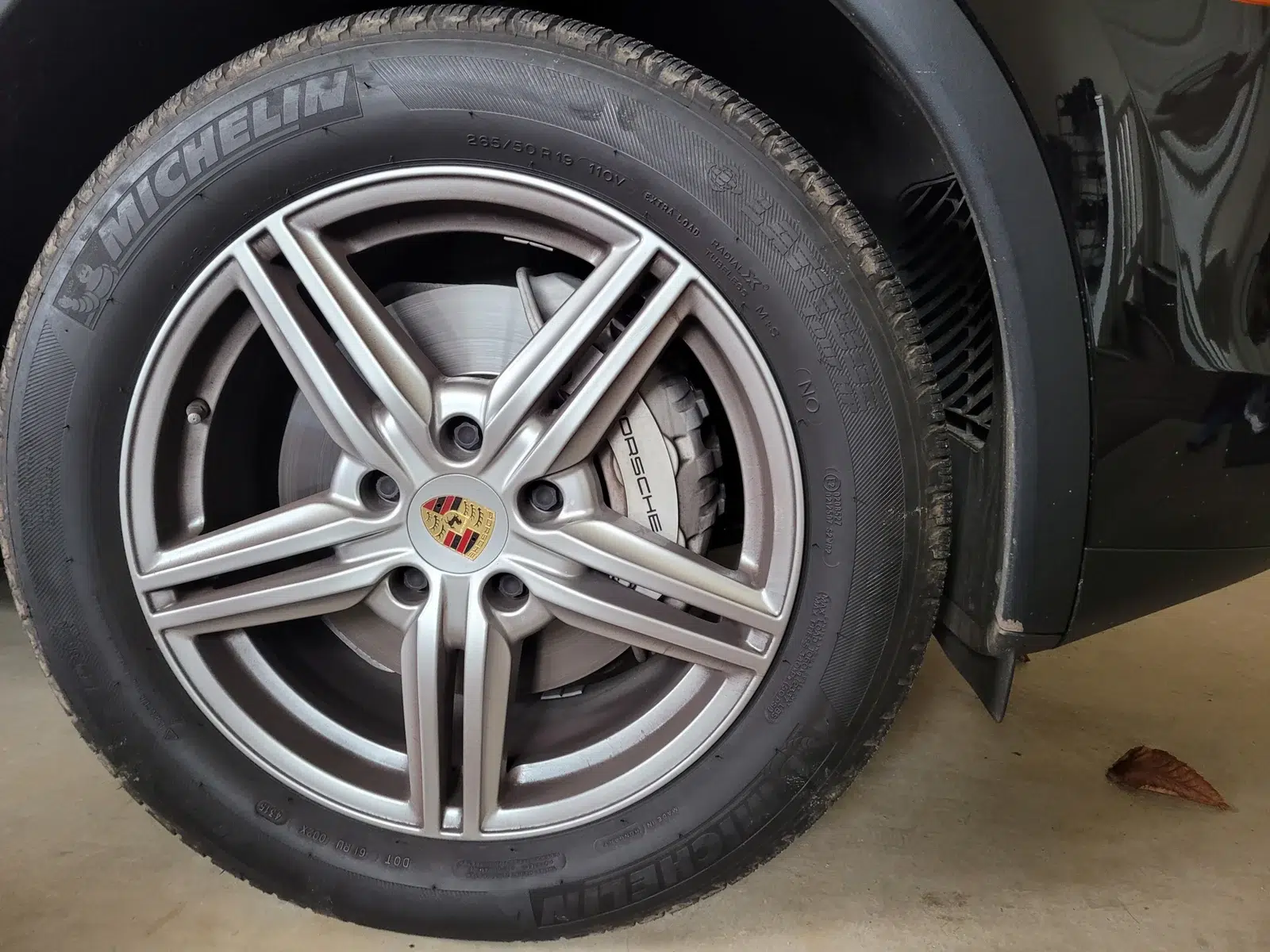 21-inch alloy wheel with a thin-sidewall low-profile Michelin tyre on a Porsche Cayenne SUV, side view
