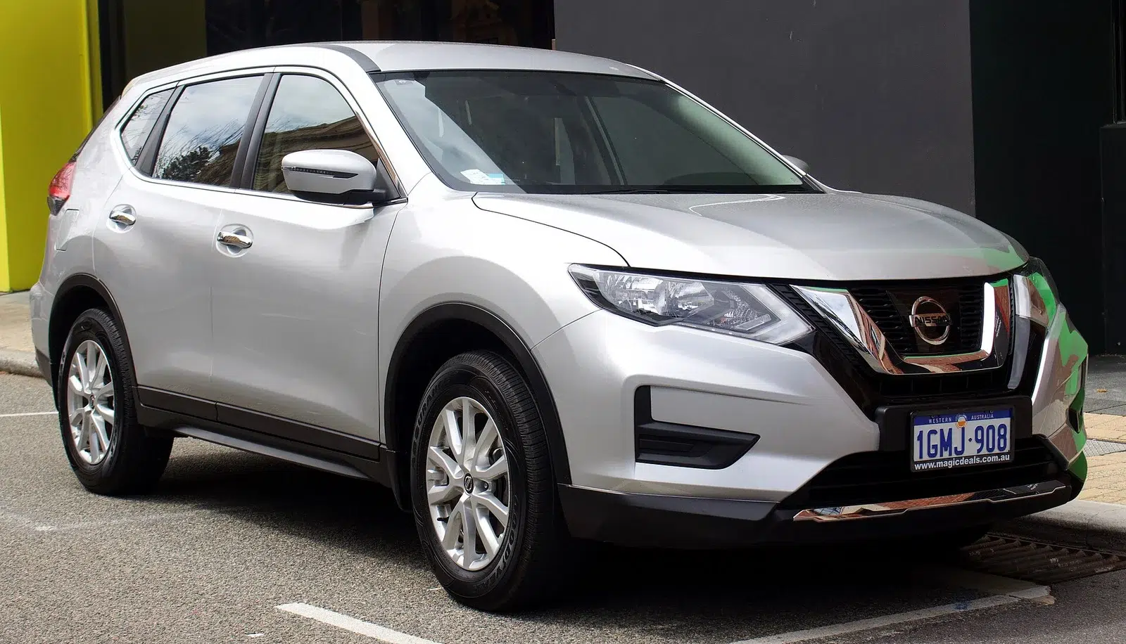 Silver 2018 Nissan X-Trail T32 ST wagon parked in Fremantle, Western Australia